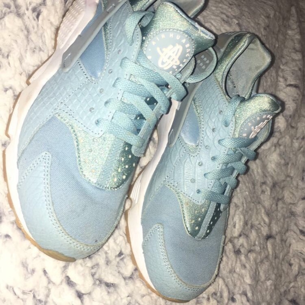 WOMEN'S NIKE AIR HUARACHE RUNNING SHOES